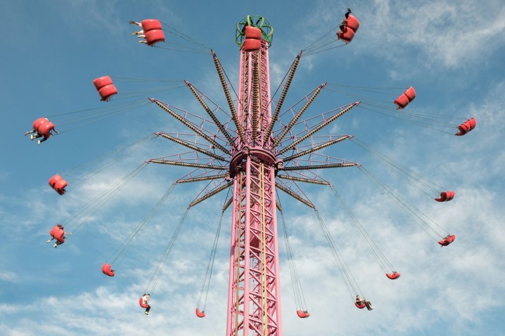 Transforming Swing Towers with Thematic Design for Unforgettable Experiences